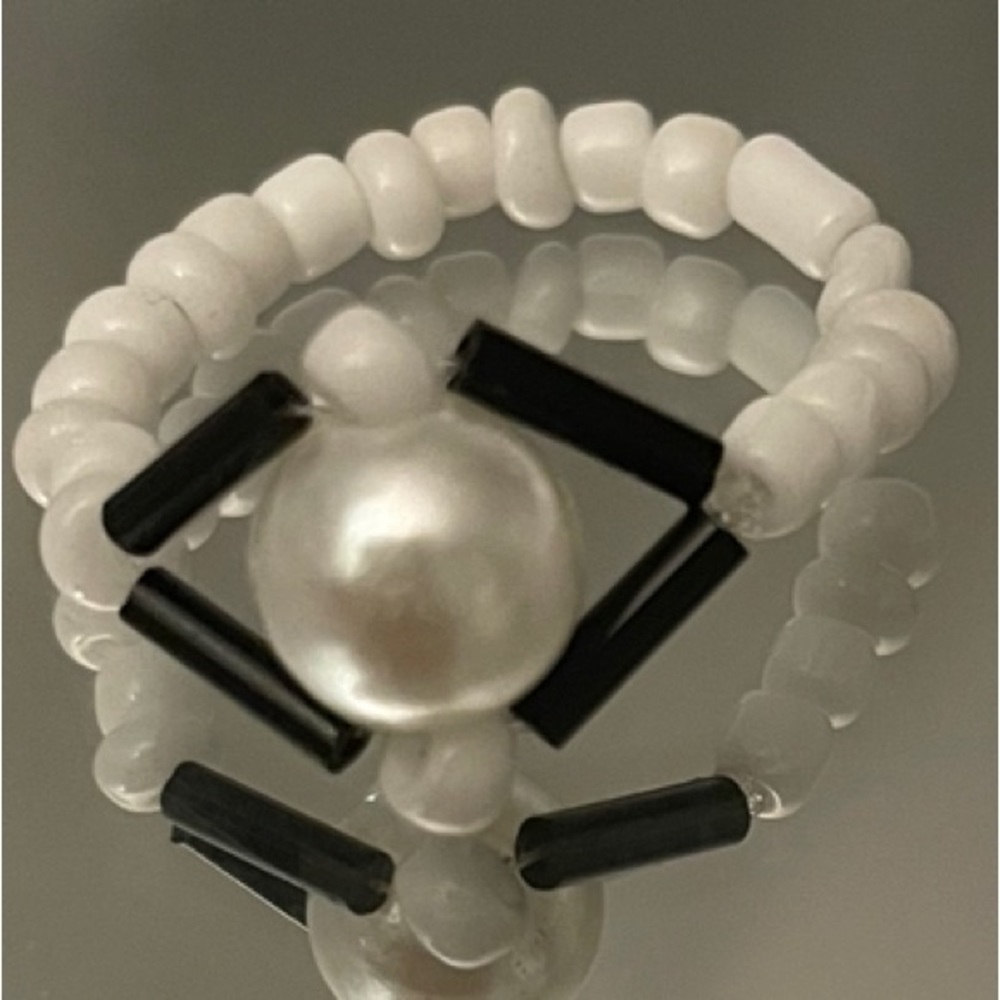 Handmade black and white pearl beaded ring